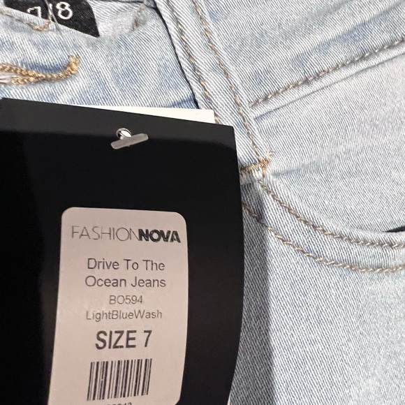 NWT Fashion Nova “Drive by the ocean” distressed jeans size 7/8 - Picture 3 of 3